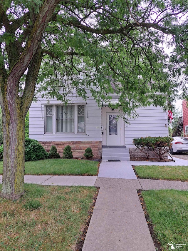 view of front facade with a front yard