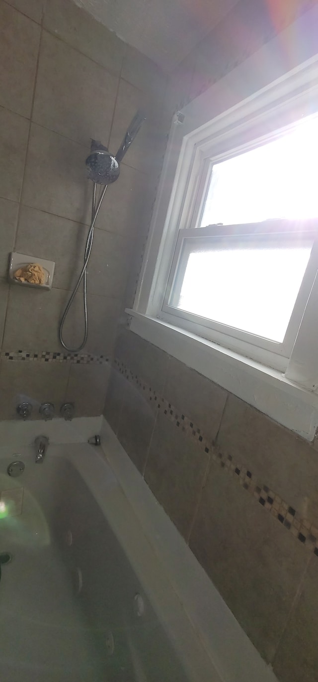 bathroom featuring tiled shower / bath combo