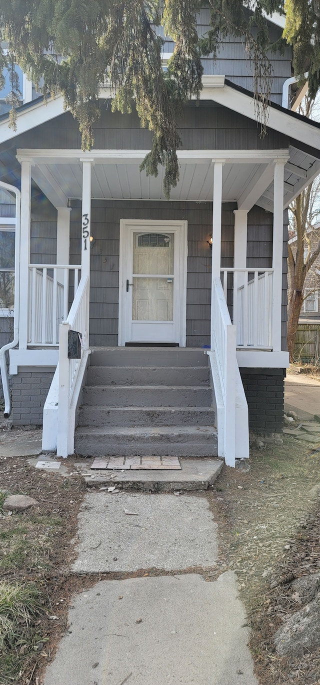 entrance to property featuring a porch