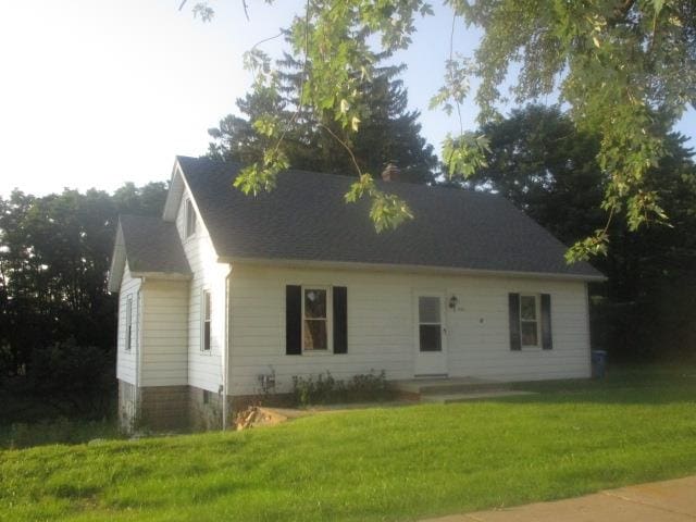 view of front facade with a front yard