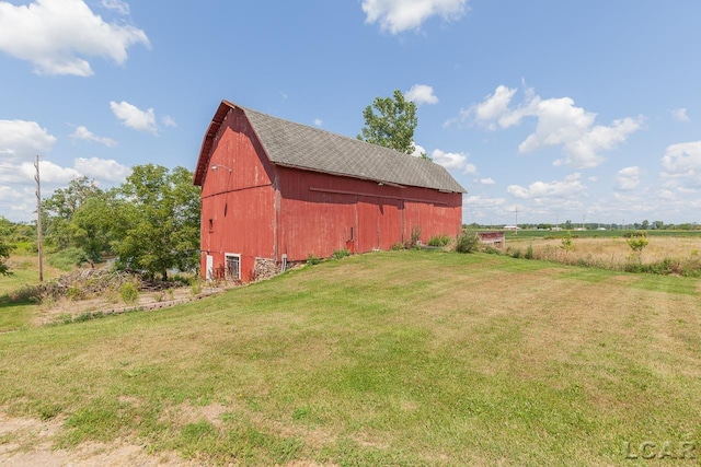 view of yard featuring a rural view and an outdoor structure