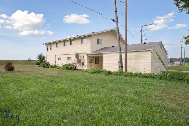 6800 Lakeshore Dr, Newport, MI 48166 - back of house featuring a yard