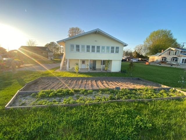 6800 Lakeshore Dr, Newport, MI 48166 - back of house featuring a lawn