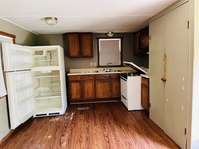 kitchen featuring sink, refrigerator, dark wood-type flooring, and white electric stove