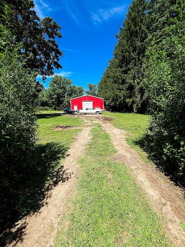 view of yard featuring an outdoor structure