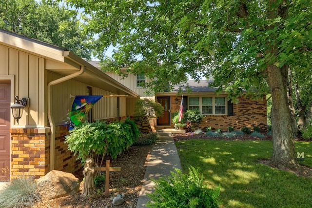 view of front of home featuring a front yard