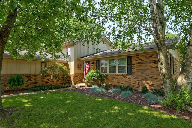 split level home with a front lawn