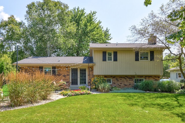 view of front of property featuring a front yard