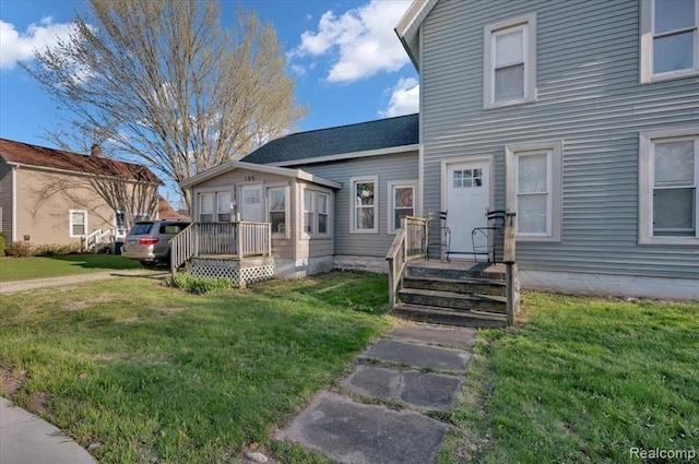 view of front facade with a front yard