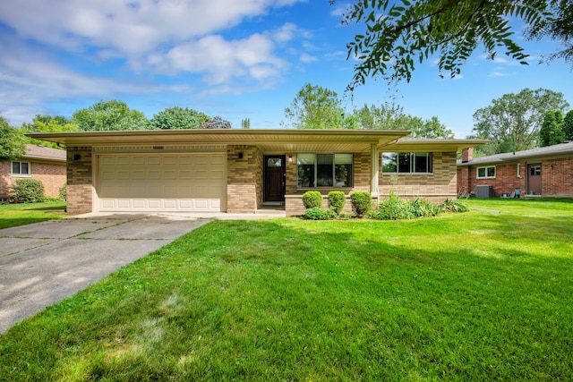 view of front facade featuring a garage and a front yard