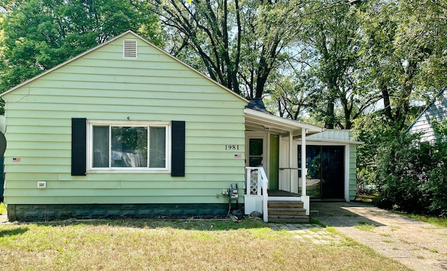 1981 Ray St, Muskegon, MI 49442 - view of front of house with a front yard