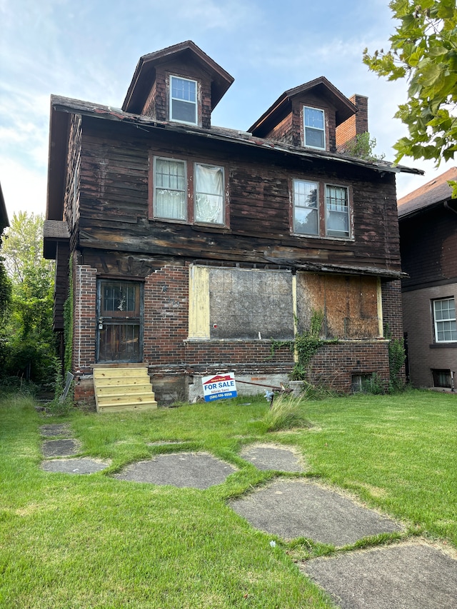 view of front of property featuring a front yard