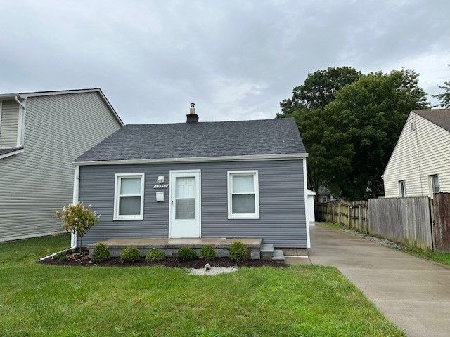 bungalow featuring a front lawn