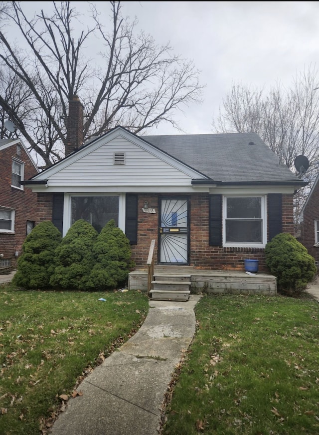 view of front facade with a front yard