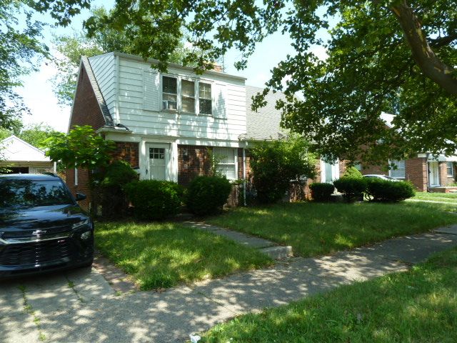 view of front facade with a front yard