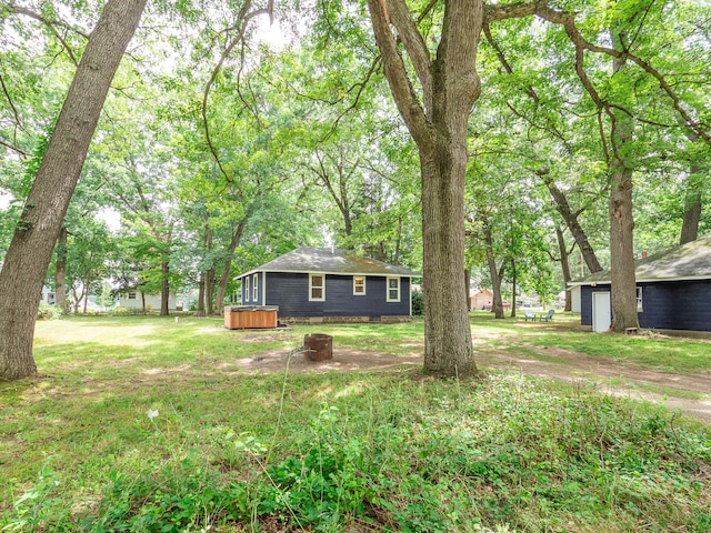 view of yard with a hot tub