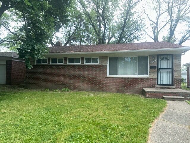 single story home featuring a front yard