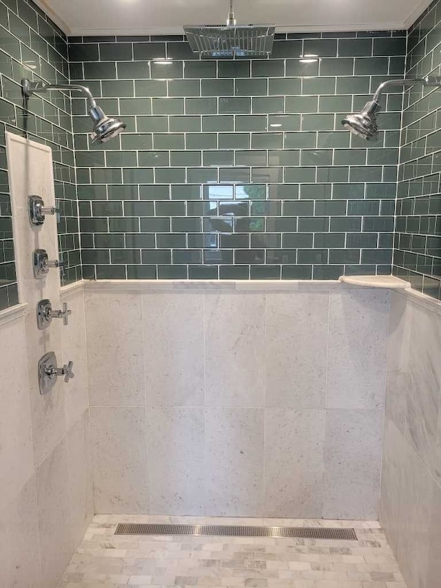 bathroom featuring tiled shower