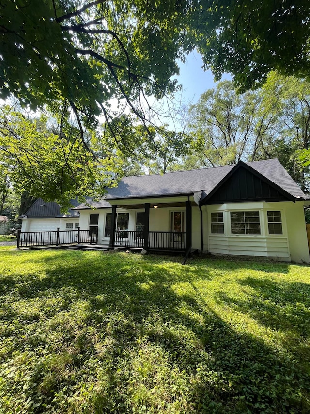 view of front of house featuring a garage and a front lawn