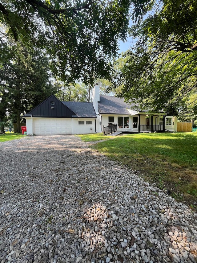 view of front of home featuring a front yard and a garage