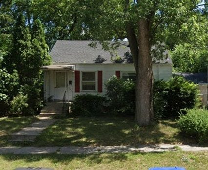 bungalow-style home featuring a front yard