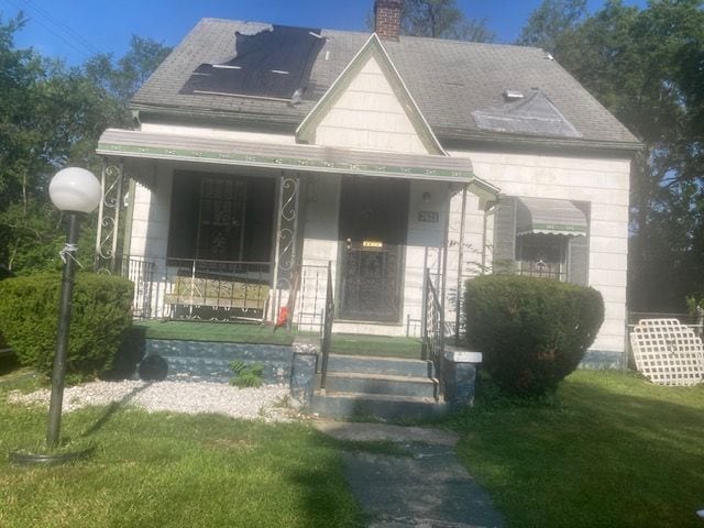 view of front facade with a porch and a front lawn