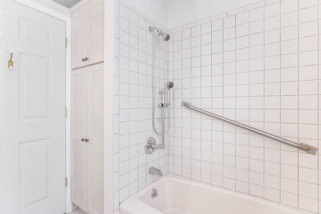 bathroom with tiled shower / bath