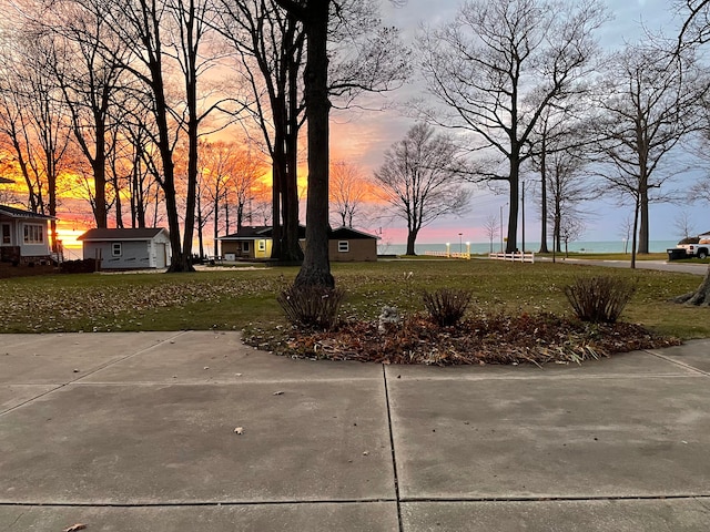 view of yard at dusk