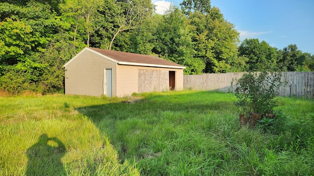 view of yard with an outdoor structure