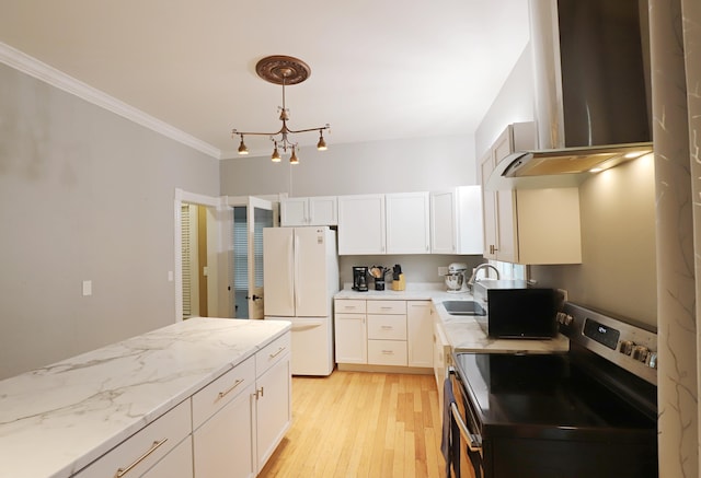 kitchen featuring electric stove, sink, light wood-type flooring, ornamental molding, and white fridge