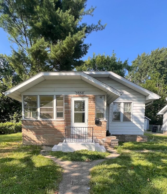 view of front of house with a front lawn