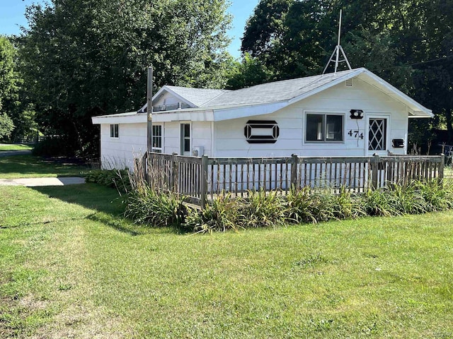 single story home with a front lawn