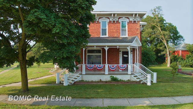 italianate house featuring a front lawn