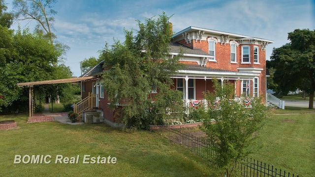 view of front of house featuring a front lawn