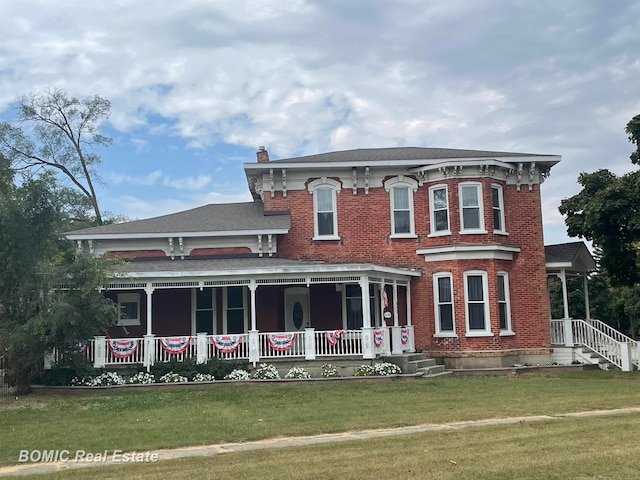 view of front facade with a front lawn