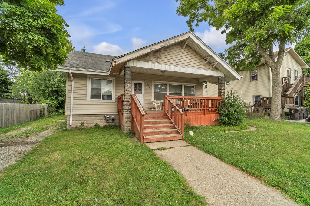 418 Saint Joseph St, Trenton, MI 48183 - bungalow-style house featuring a shingled roof and a porch