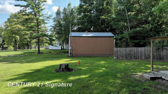 view of yard featuring a shed