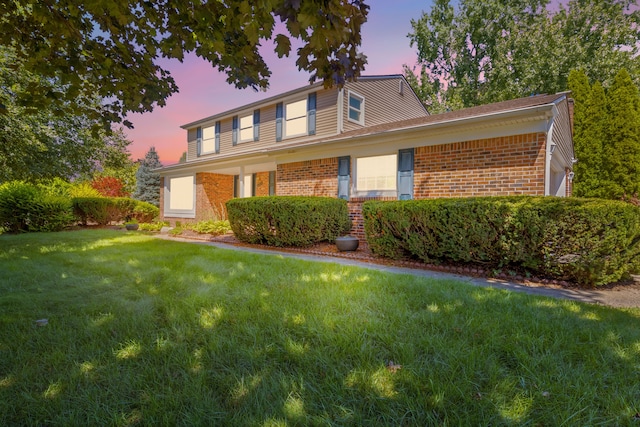 view of front facade with a lawn