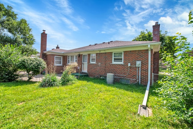 back of house featuring a yard