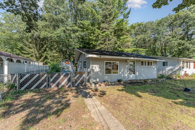 view of front of property featuring a front yard