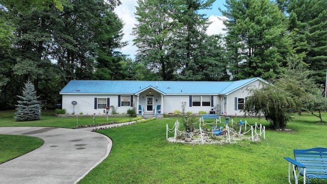 ranch-style home featuring a front lawn