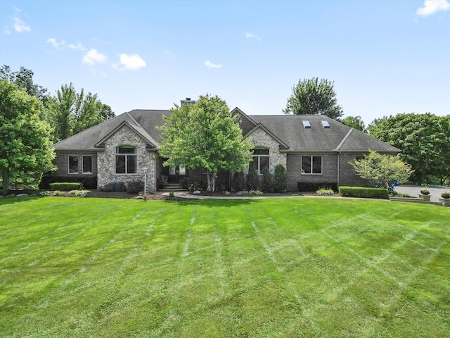 view of front of home featuring a front yard