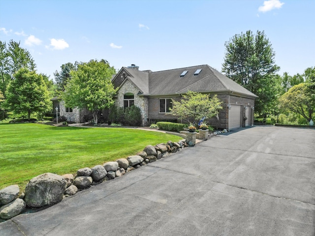 view of front of home featuring a front yard and a garage