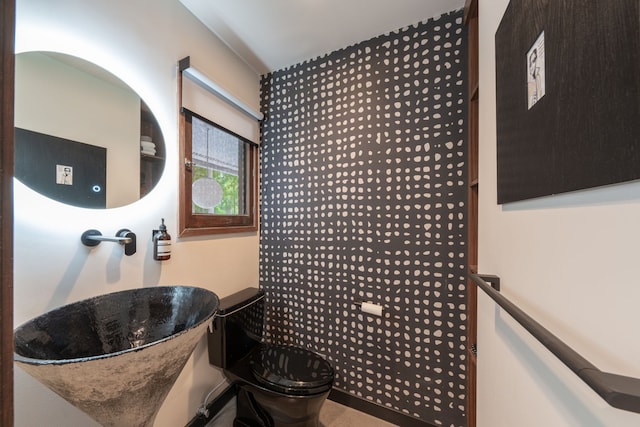 bathroom featuring toilet and sink