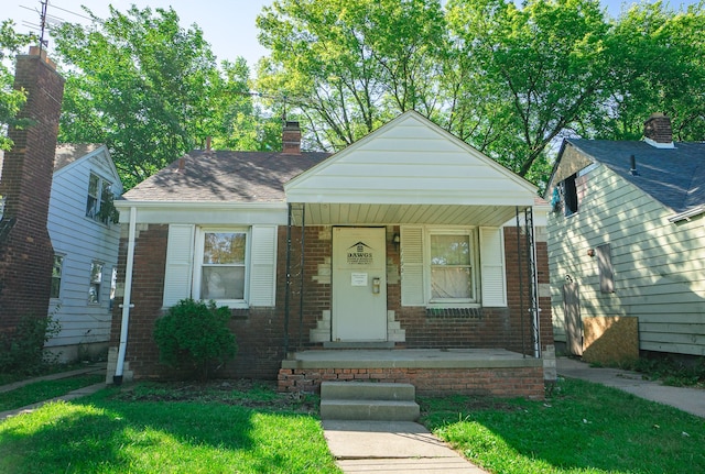 bungalow-style home featuring a front lawn and a porch