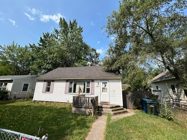 view of front facade featuring a front lawn