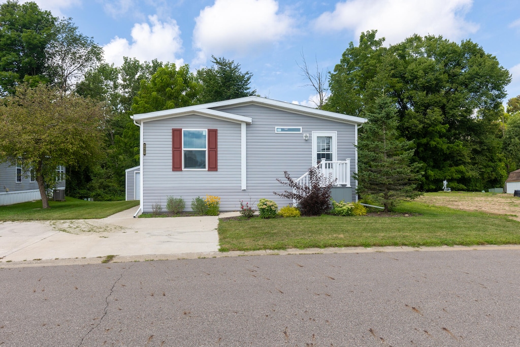 view of front of home with a front lawn