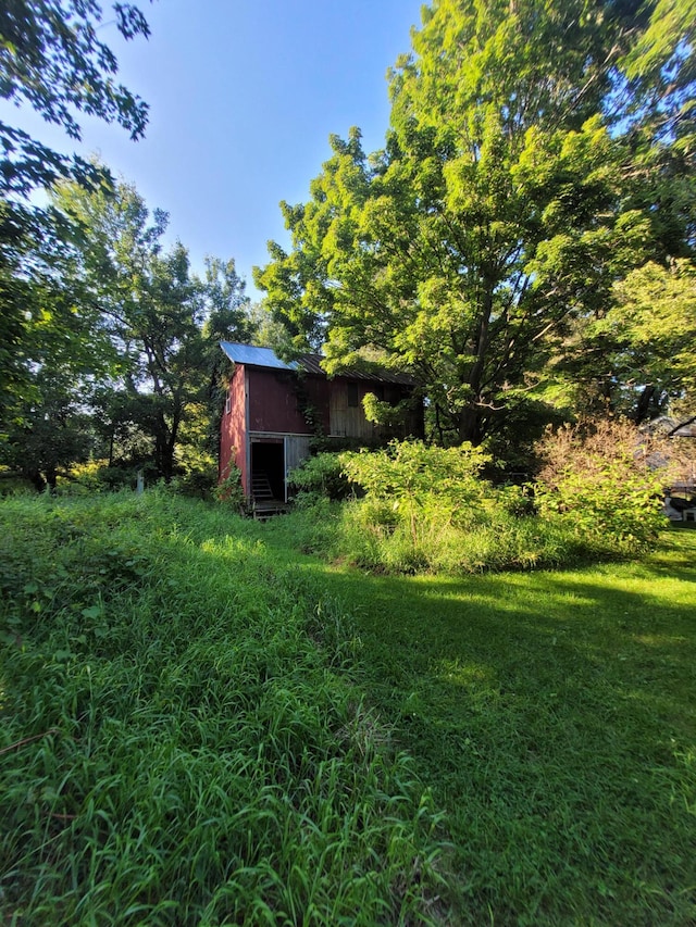 view of yard with an outbuilding