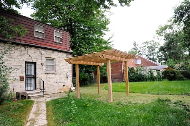 view of yard with a pergola