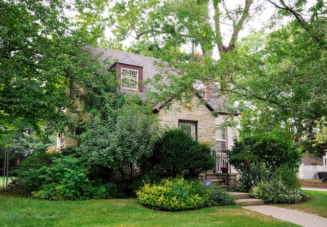 view of front of property featuring a front yard